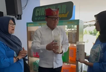 Wakil Bupati Banyuwangi, Mujiono, saat melihat produk refill (foto: Istimewa)