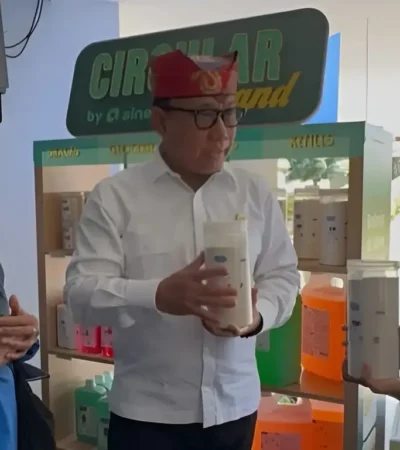 Wakil Bupati Banyuwangi, Mujiono, saat melihat produk refill (foto: Istimewa)