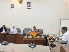 Wakil Ketua DPRD Banyuwangi Ruliono (sebelah kanan) pada gelar rapat Banmus saat menyampaikan jadwal kegiatan strategis untuk bulan Oktober 2026 mendatang, Senin (21/09/2026)(foto: blok-a.com/Kuryanto)