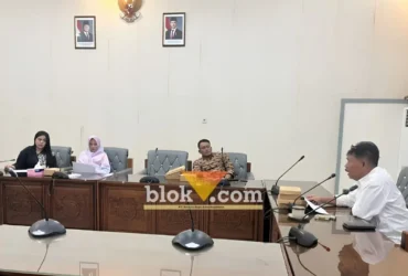Wakil Ketua DPRD Banyuwangi Ruliono (sebelah kanan) pada gelar rapat Banmus saat menyampaikan jadwal kegiatan strategis untuk bulan Oktober 2026 mendatang, Senin (21/09/2026)(foto: blok-a.com/Kuryanto)