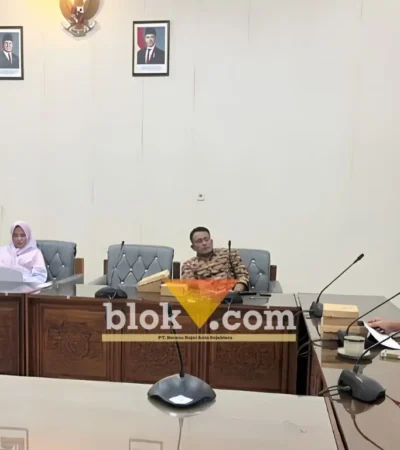 Wakil Ketua DPRD Banyuwangi Ruliono (sebelah kanan) pada gelar rapat Banmus saat menyampaikan jadwal kegiatan strategis untuk bulan Oktober 2026 mendatang, Senin (21/09/2026)(foto: blok-a.com/Kuryanto)