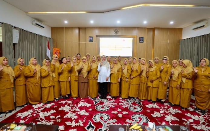 Bupati Ipuk Fiestiandani foto bersama pengurus GOW Banyuwangi Masa Bakti 2026-2031 di Aula Minak Jinggo, Rabu (09/09/2026)( Humas Bwi).