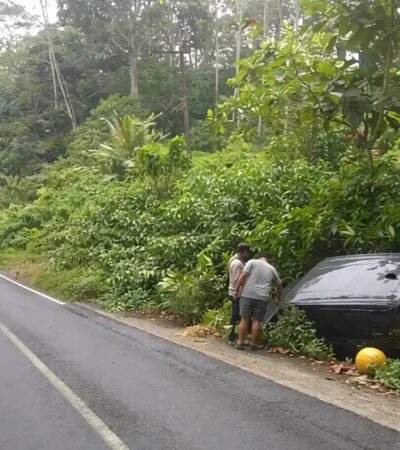 Caption : Akibat hindari hewan menyebarang, sebuah mobil terperosok Parit di Jalan Raya Ijen, Banyuwangi, Kamis (10/09/2026)(foto: dok Satlantas Bwi untuk blok-a.com).