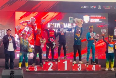 Kalapas Banyuwangi, Solichin, memberikan apresiasi para atlet MTB IMIPAS yang tampil maksimal dalam ajang BIG Downhill 2026. (Foto: dok Lapas Banyuwangi).