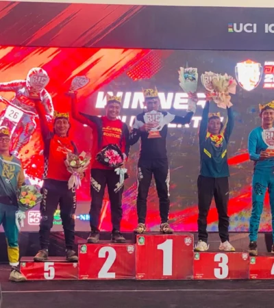 Kalapas Banyuwangi, Solichin, memberikan apresiasi para atlet MTB IMIPAS yang tampil maksimal dalam ajang BIG Downhill 2026. (Foto: dok Lapas Banyuwangi).