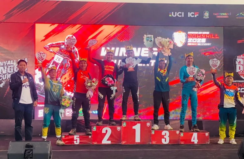 Kalapas Banyuwangi, Solichin, memberikan apresiasi para atlet MTB IMIPAS yang tampil maksimal dalam ajang BIG Downhill 2026. (Foto: dok Lapas Banyuwangi).