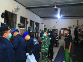 Petugas gabungan saat melakukan penggeledahan salah satu blok kamar warga binaan, Selasa (22/09/2026)(foto: dok Lapas Banyuwangi).