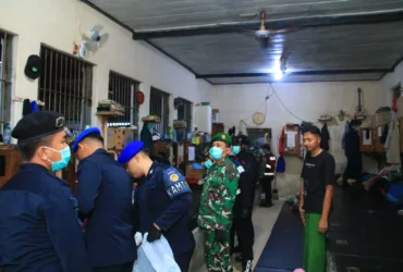Petugas gabungan saat melakukan penggeledahan salah satu blok kamar warga binaan, Selasa (22/09/2026)(foto: dok Lapas Banyuwangi).