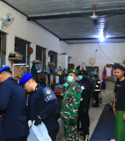 Petugas gabungan saat melakukan penggeledahan salah satu blok kamar warga binaan, Selasa (22/09/2026)(foto: dok Lapas Banyuwangi).