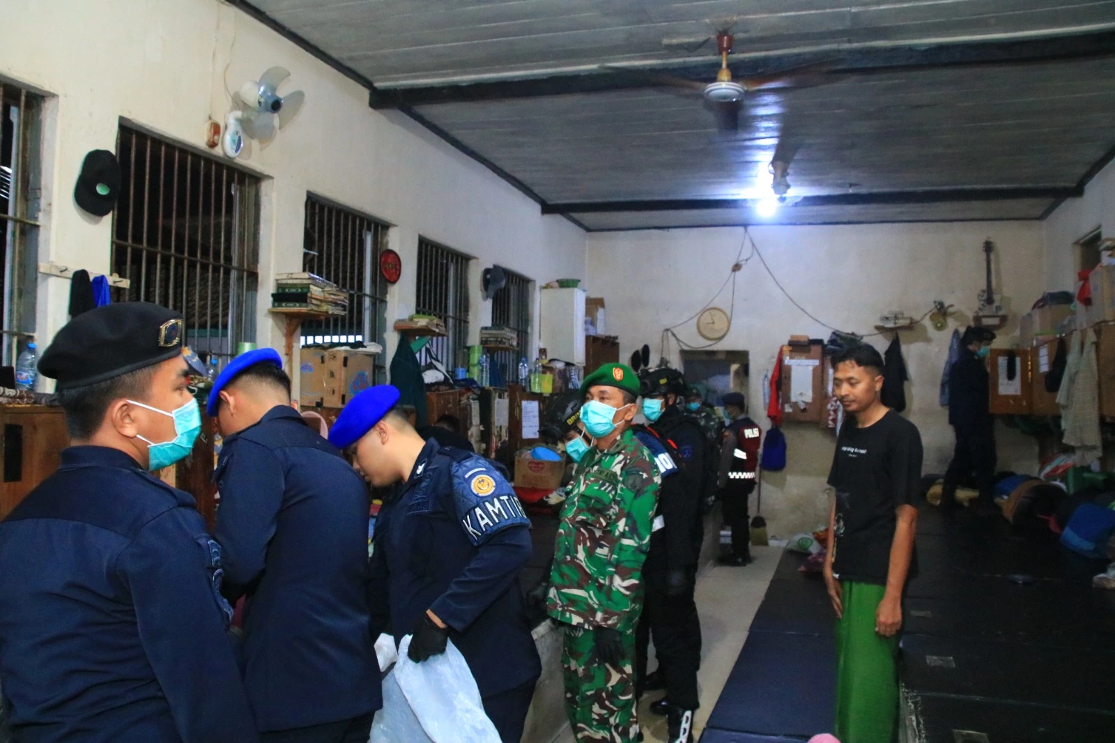 Petugas Gabungan Geledah Puluhan Kamar Hunian Warga Binaan Lapas  Kelas IIA Banyuwangi