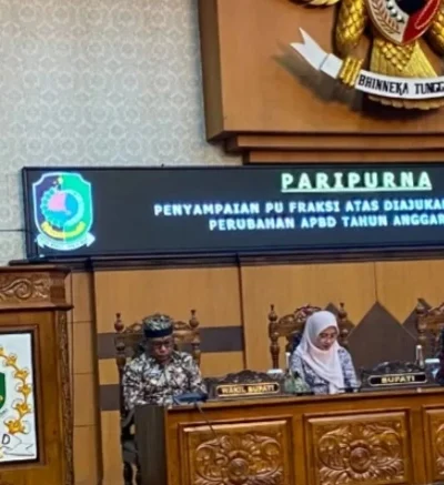 Juru bicara Fraksi Demokrat, Yuliawan Bambang Sukiyanto, saat membacakan Pandangan Umum (PU) dalam rapat paripurna, pada Kamis (25/09/2026) (foto: istimewa)