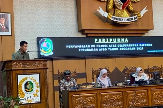 Juru bicara Fraksi Demokrat, Yuliawan Bambang Sukiyanto, saat membacakan Pandangan Umum (PU) dalam rapat paripurna, pada Kamis (25/09/2026) (foto: istimewa)