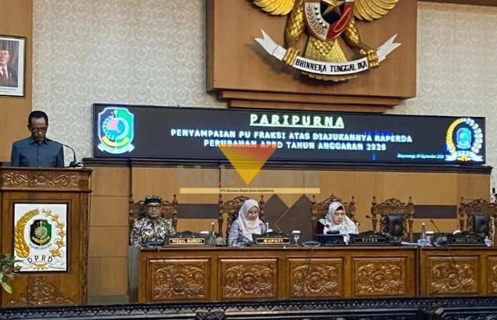 Drs. H. Suprayogin juru bicara Fraksi Gerindra DPRD Banyuwangi PU dalam Rapat Paripurna, Jumat (25/09/2026)(blok-a com/Kuryanto).