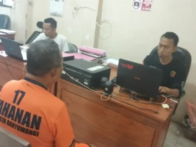MS, terduga pelaku penganiayaan saat dimintai keterangan oleh pihak kepolisian, Senin (07/09/2026)(foto: dok Polsek Kabat untuk blok-a.com)