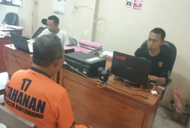 MS, terduga pelaku penganiayaan saat dimintai keterangan oleh pihak kepolisian, Senin (07/09/2026)(foto: dok Polsek Kabat untuk blok-a.com)
