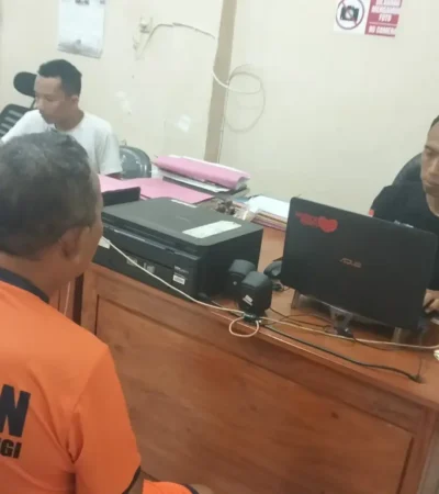 MS, terduga pelaku penganiayaan saat dimintai keterangan oleh pihak kepolisian, Senin (07/09/2026)(foto: dok Polsek Kabat untuk blok-a.com)
