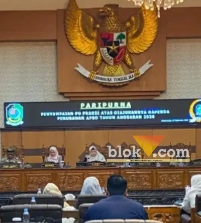 juru bicara Fraksi Golkar, Umi Kulsum, S.H., pada Rapat Paripurna DPRD Banyuwangi, Kamis (24/09/2026)(blok-a.com/Kuryanto).