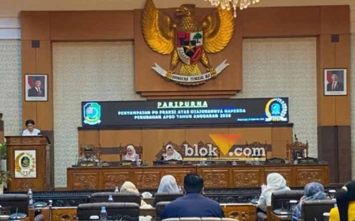 juru bicara Fraksi Golkar, Umi Kulsum, S.H., pada Rapat Paripurna DPRD Banyuwangi, Kamis (24/09/2026)(blok-a.com/Kuryanto).