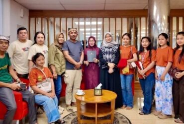 Caption : Bupati Banyuwangi Ipuk Fiestiandani saat sambut Kedatangan lima penari Gandrung Sewu beserta pendamping asal Palembang dan Lampung, Kamis (22/10/2026)(blok-a.com/Istimewa)
