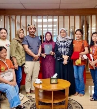 Caption : Bupati Banyuwangi Ipuk Fiestiandani saat sambut Kedatangan lima penari Gandrung Sewu beserta pendamping asal Palembang dan Lampung, Kamis (22/10/2026)(blok-a.com/Istimewa)
