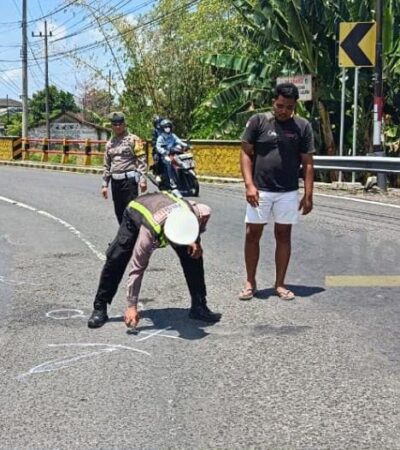 Caption : Piket lantas Polsek Rogojampi, saat lakukan olah TKP lakalantas motor kontra Dumptruk di sebuah tikungan Jalan Raya Banyuwangi-Jember yang menewaskan pelajar 14 tahun, Minggu (04/10/2026)(blok-a.com/Kuryanto).