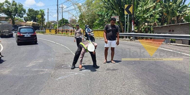 Caption : Piket lantas Polsek Rogojampi, saat lakukan olah TKP lakalantas motor kontra Dumptruk di sebuah tikungan Jalan Raya Banyuwangi-Jember yang menewaskan pelajar 14 tahun, Minggu (04/10/2026)(blok-a.com/Kuryanto).