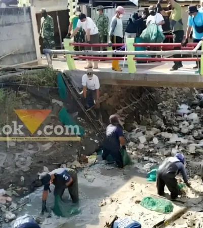 Aksi gotong royong dari nerbagai unsur, tumpukan sampah di sungai Kalimati Muncar kembali dibersihkan, Senin (26/10/2026) (foto: blok-a.com/Kuryanto)