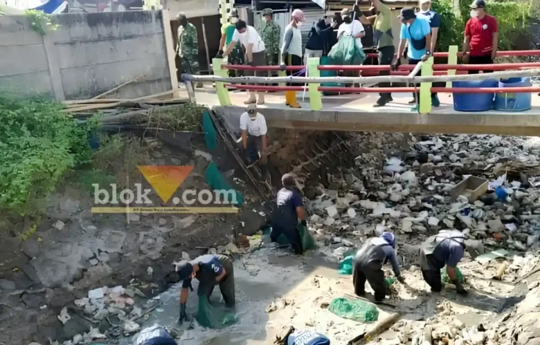 Aksi gotong royong dari nerbagai unsur, tumpukan sampah di sungai Kalimati Muncar kembali dibersihkan, Senin (26/10/2026) (foto: blok-a.com/Kuryanto)