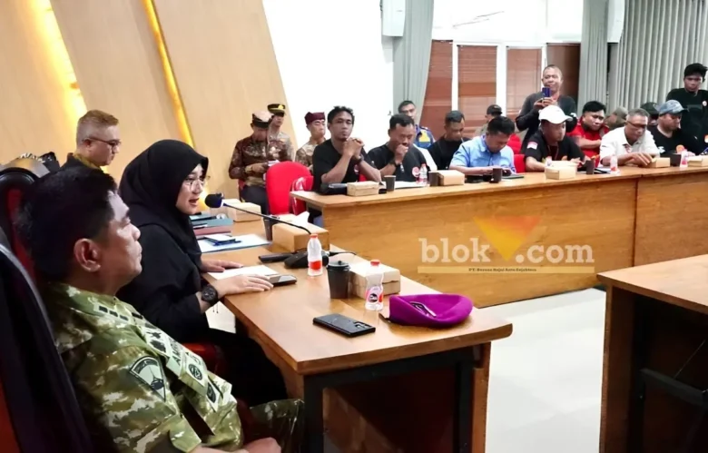 Bupati Banyuwangi Ipuk Fiestiandani saat menerima audiensi sopir truk yang tergabung dalam GAPIBER di Ruang Rapat Minak Jinggo, Kamis sore (15/10/2026) (foto: Istimewa)
