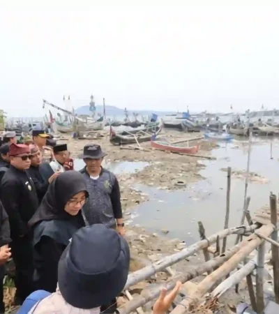 Bupati Banyuwangi, Ipuk Fiestiandani, saat meninjau pembersihan kembali Sungai Kalimati Muncar. (Foto: dok Humas Pemkab).
