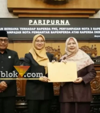 Bupati Banyuwangi, ipuk Fiestiandani saat menyerahkan dokumen nota pengantar 3 Raperda kepada Wakil ketua DPRD Banyuwangi, Senin (05/10/2026) (foto: blok-a.com/Kuryanto)