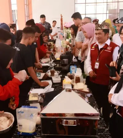 Bupati Ipuk Fiestiandani saat kegiatan open house diSekolah Rakyat Terintegrasi I Banyuwangi. (foto: Humas Pemkab Banyuwangi)