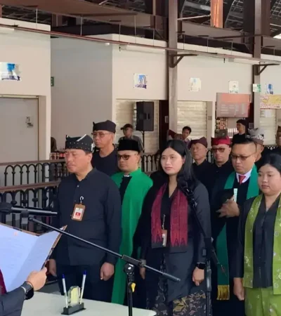 Bupati Ipuk Fiestiandani saat melakukan pelantikan 68 pejabat di lingkungan Pemkab Banyuwangi. (foto: blok-a.com/Istimewa)