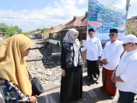 Bupati Ipuk Fiestiandani saat meninjau Sungai Kalimati di Kecamatan Muncar. (Foto: dok Humas Pemkab BWI).