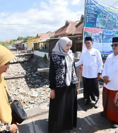 Bupati Ipuk Fiestiandani saat meninjau Sungai Kalimati di Kecamatan Muncar. (Foto: dok Humas Pemkab BWI).