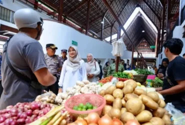 Bupati Ipuk Fiestiandani tinjau geliat perdana pasar Banyuwangi, Kamis (01/09/2026) (Foto: Humas Banyuwangi)