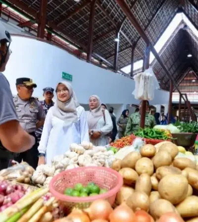 Bupati Ipuk Fiestiandani tinjau geliat perdana pasar Banyuwangi, Kamis (01/09/2026) (Foto: Humas Banyuwangi)