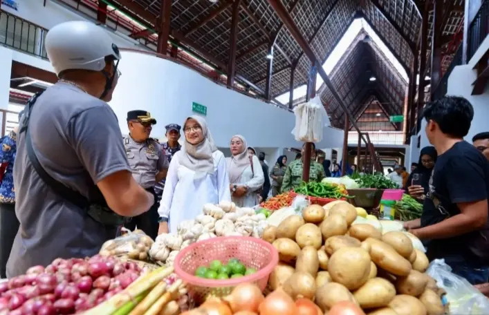 Bupati Ipuk Fiestiandani tinjau geliat perdana pasar Banyuwangi, Kamis (01/09/2026) (Foto: Humas Banyuwangi)