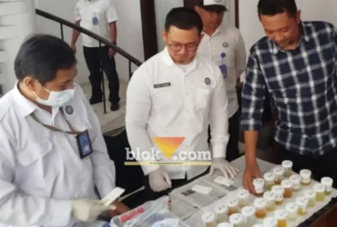 Ketua DPRD Banyuwangi, I Made Cahyana Negara saat menjalani tes urine, Senin (05/10/2026)(foto: blok-a.com/Kuryanto)