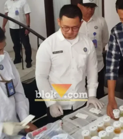 Ketua DPRD Banyuwangi, I Made Cahyana Negara saat menjalani tes urine, Senin (05/10/2026)(foto: blok-a.com/Kuryanto)