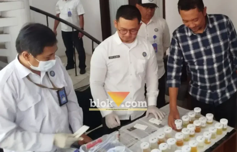 Ketua DPRD Banyuwangi, I Made Cahyana Negara saat menjalani tes urine, Senin (05/10/2026)(foto: blok-a.com/Kuryanto)
