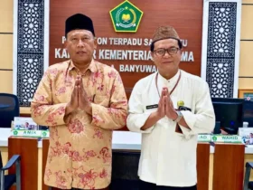 Kyai Abdul Kholiq saat foto bersama dengan Kepala Kantor Kemenag Banyuwangi, Dr. H. Chaironi Hidayat, Selasa (20/10/2026) (foto: blok-a.com/Istimewa)