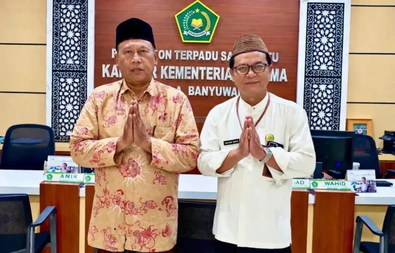 Kyai Abdul Kholiq saat foto bersama dengan Kepala Kantor Kemenag Banyuwangi, Dr. H. Chaironi Hidayat, Selasa (20/10/2026) (foto: blok-a.com/Istimewa)