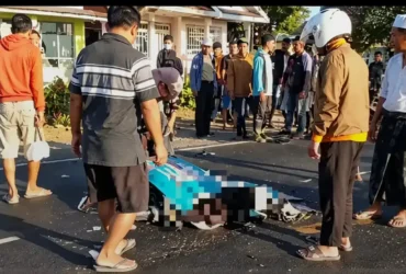 Lakalantas beruntun melibatkan sebuah sepeda motor dan dua Bus di Jalan Raya Nasional Banyuwangi-Situbondo, mengakibatkan pengendara motor tewas di tempat, Kamis (08/10/2026)(foto: blok-a.com/Kuryanto)