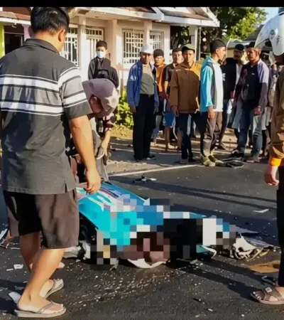 Lakalantas beruntun melibatkan sebuah sepeda motor dan dua Bus di Jalan Raya Nasional Banyuwangi-Situbondo, mengakibatkan pengendara motor tewas di tempat, Kamis (08/10/2026)(foto: blok-a.com/Kuryanto)