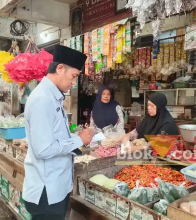 Memasuki akhir Oktober 2026, harga sembako di Pasar Tradisional Banyuwangi relatif stabil, Senin (26/10/2026) (foto: blok-a.com/Kuryanto)