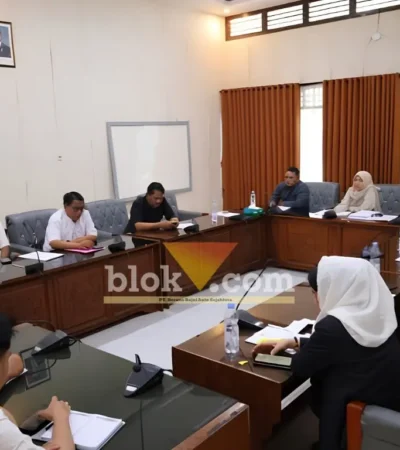 Pansus III DPRD Banyuwangi saat rapat kerja terkait perubahan kedua Perda PDRD, Rabu (28/10/2026) (foto: blok-a.com/Kuryanto)
