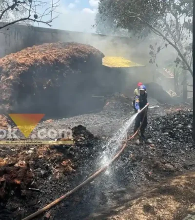 Petugas Damkar saat berusaha memadamkan titik-titik api yang masih menyala pada tumpakan sabut kelapa, Selasa (13/10/2026) (foto: blok-a.com/Kuryanto)