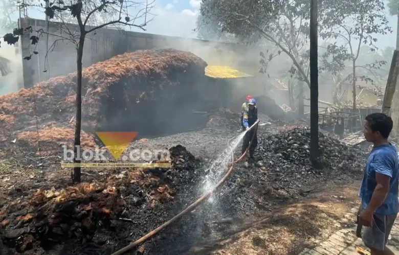 Petugas Damkar saat berusaha memadamkan titik-titik api yang masih menyala pada tumpakan sabut kelapa, Selasa (13/10/2026) (foto: blok-a.com/Kuryanto)