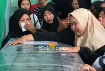 Potongan vidio tangis histeris keluarga, saat sambut kedatangan jenazah Soni Marta Andika (41) korban tenggelamnya KM Virgo Transport 8 di perairan Masalembo, Minggu (04/10/2026) (foto: blok-a.com/Kuryanto)